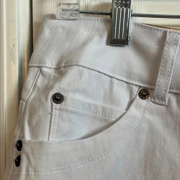 NWT- White Women's Size 14W Shorts - Picture 4 of 6